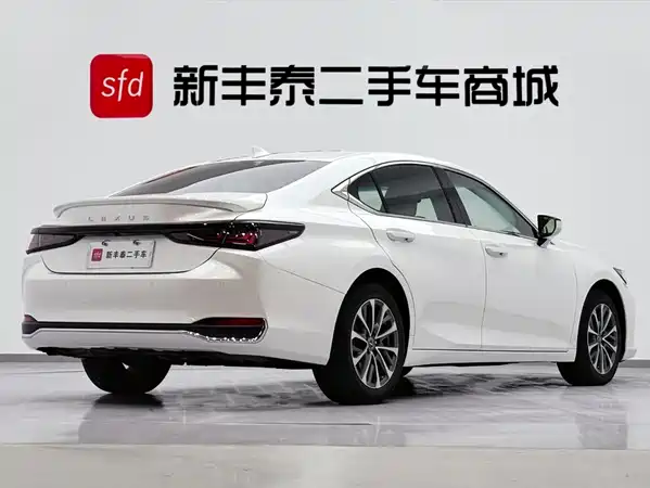 Lexus ES 2025