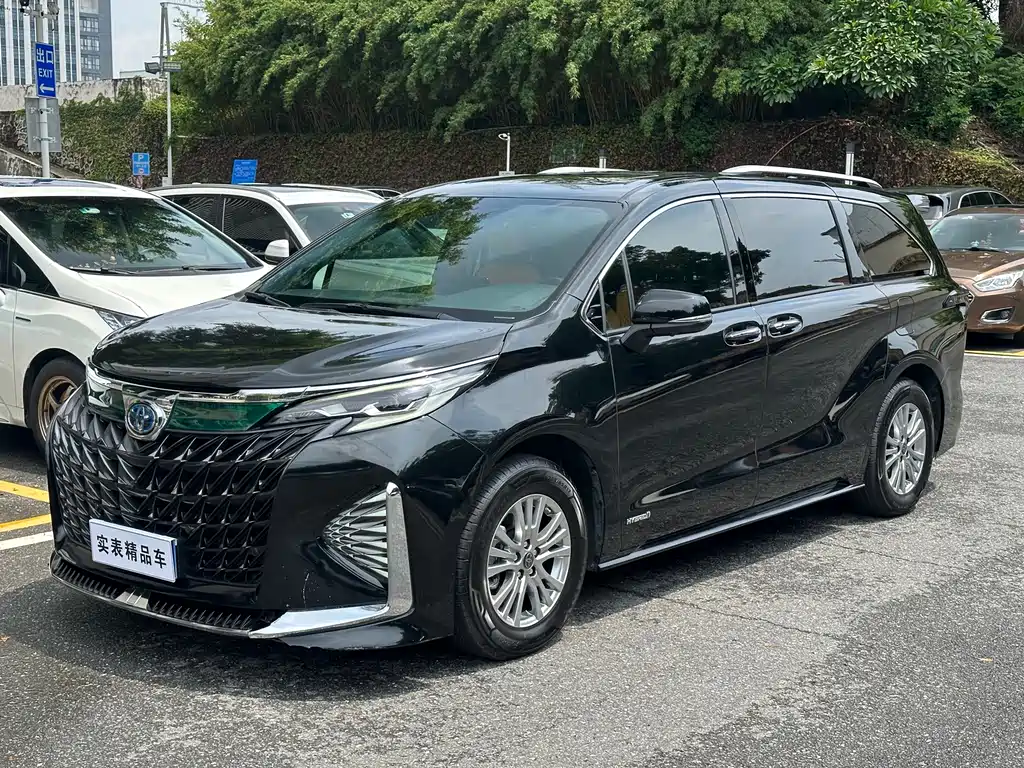 Toyota Sienna 2022 — фото 1