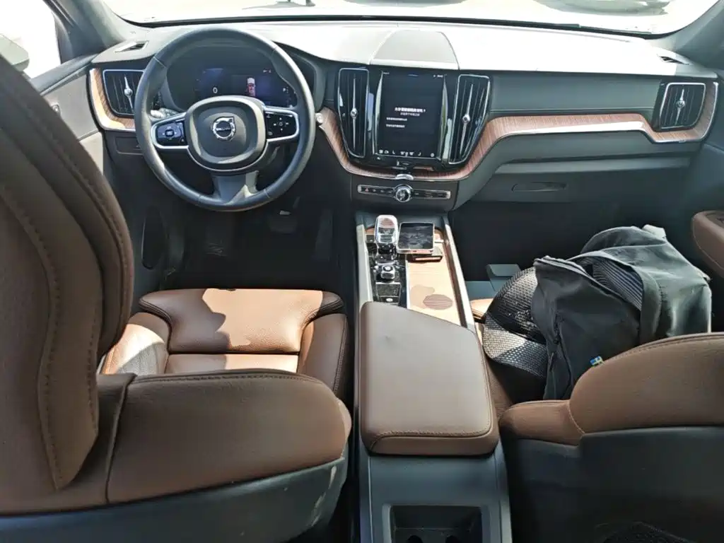 Volvo XC60 2025 — фото 16