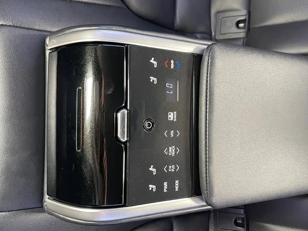 Toyota Camry 2018 — фото 25