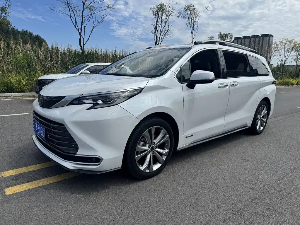 Toyota Sienna 2023 — фото 1