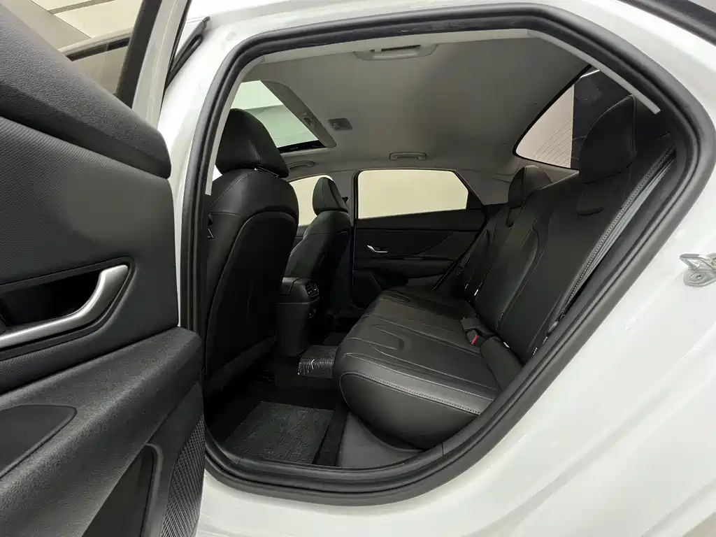 Hyundai Elantra 2023 — фото 21