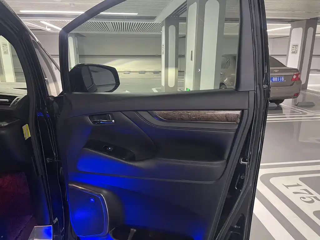 Toyota Alphard 2020 — фото 20