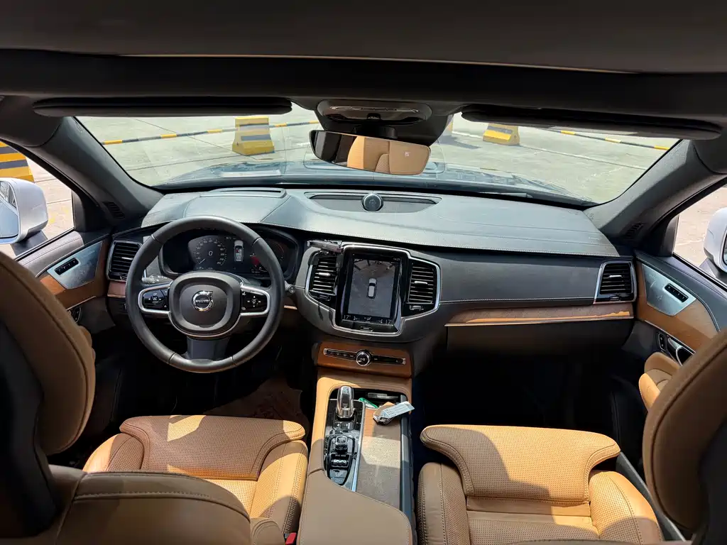 Volvo XC90 2018 — фото 10
