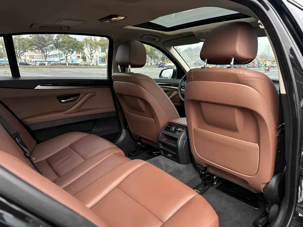 BMW 5 Series 2017 — фото 17