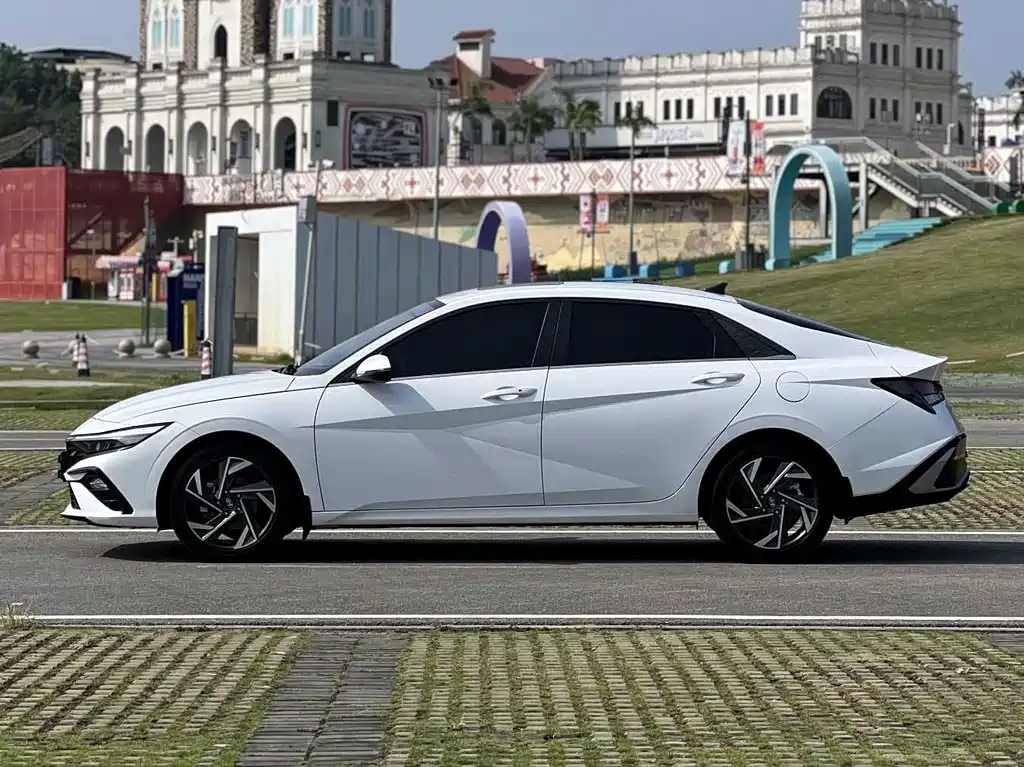 Hyundai Elantra 2024