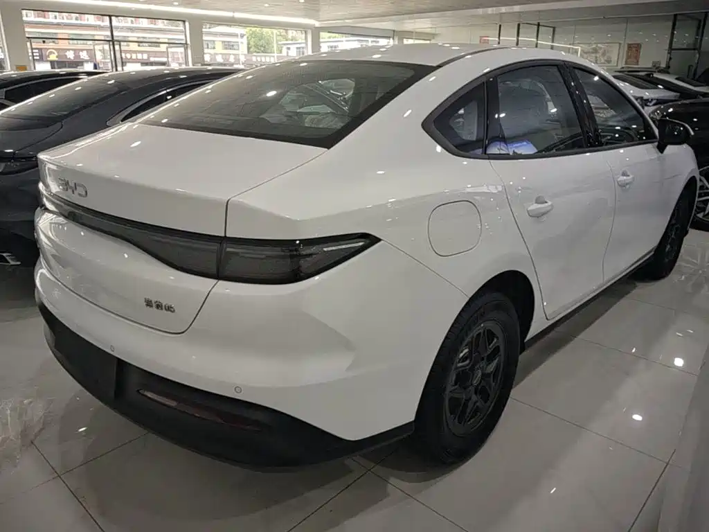 BYD Seal 05 DM-i 2026 — фото 7