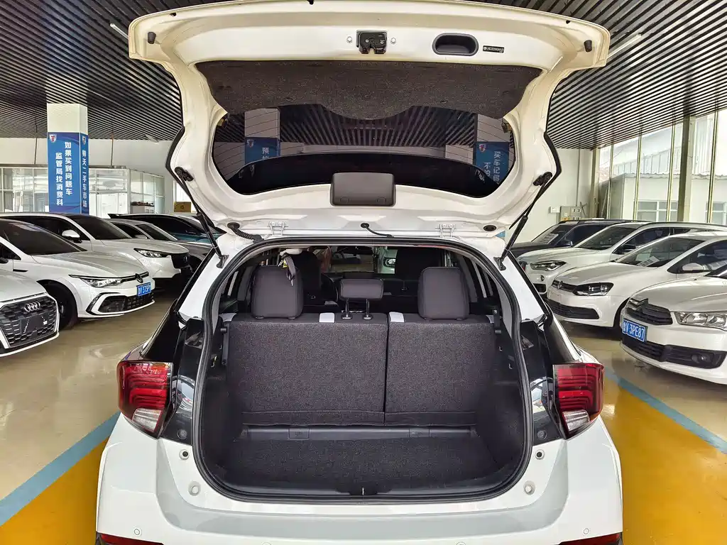 Toyota Yaris L 2022 — фото 6