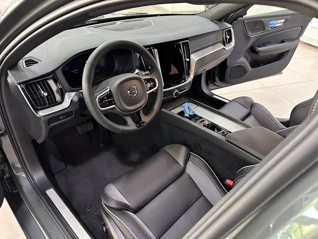 Volvo S60 — фото 11