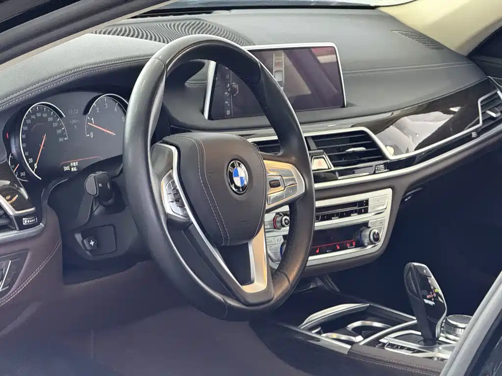 BMW 7 Series 2017 — фото 9