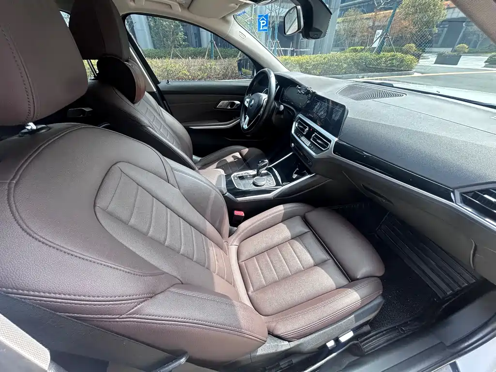 BMW 3 Series 2019 — фото 19