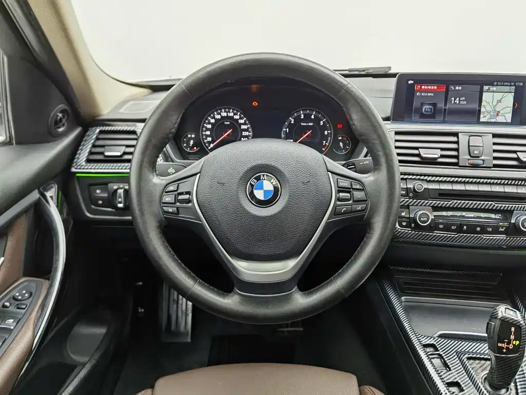 BMW 3 Series 2018 — фото 11