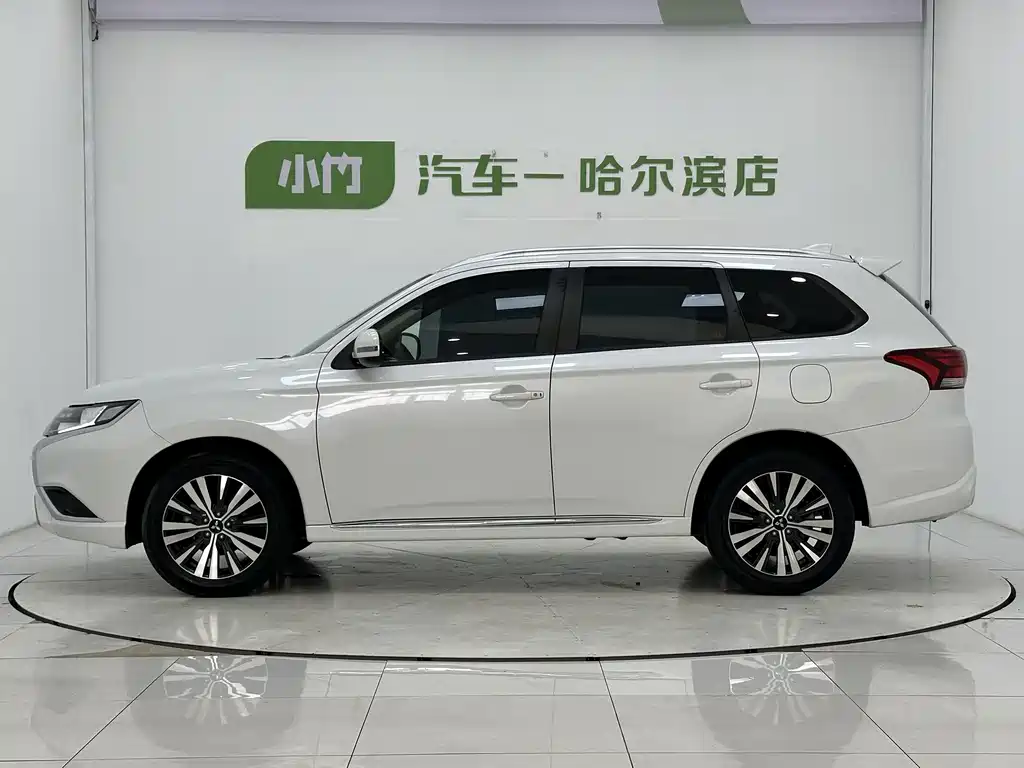 Mitsubishi Outlander 2023 — фото 5