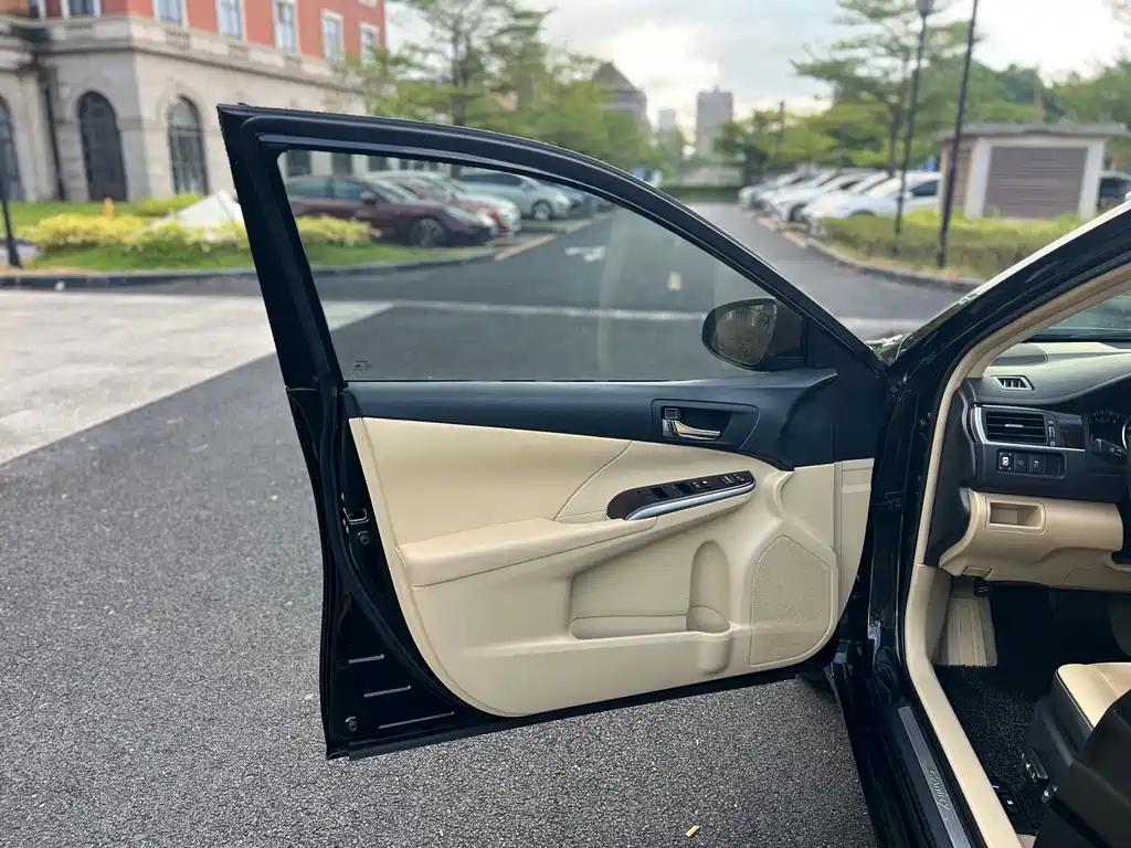 Toyota Camry 2017 — фото 13