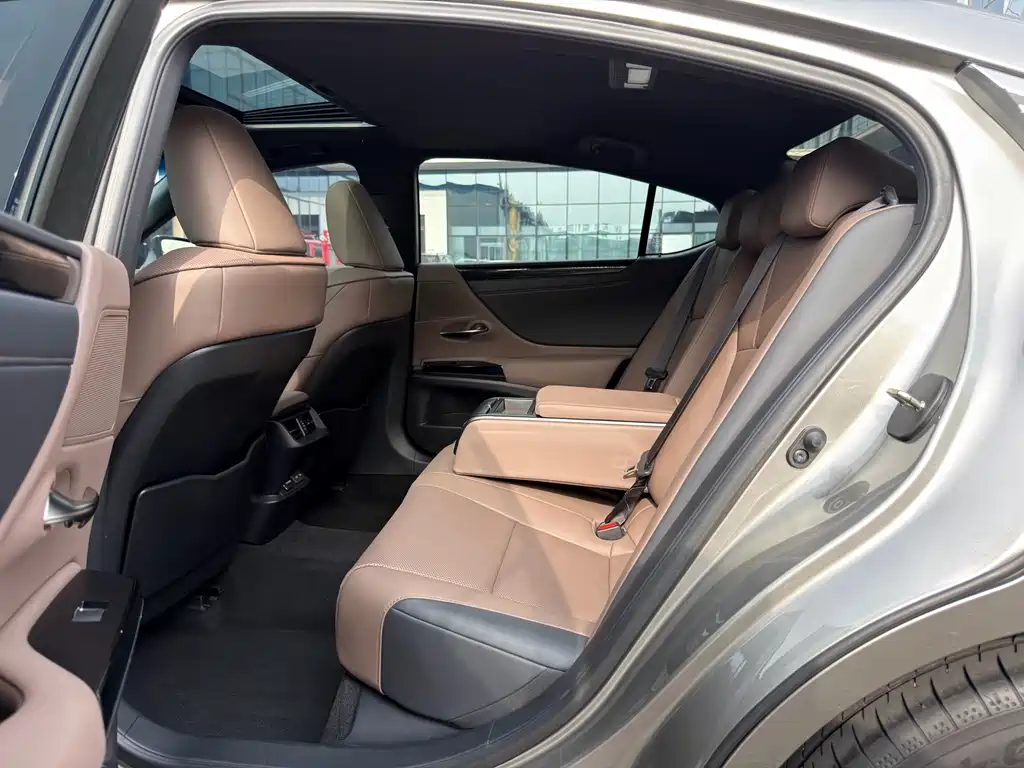 Lexus ES 2024