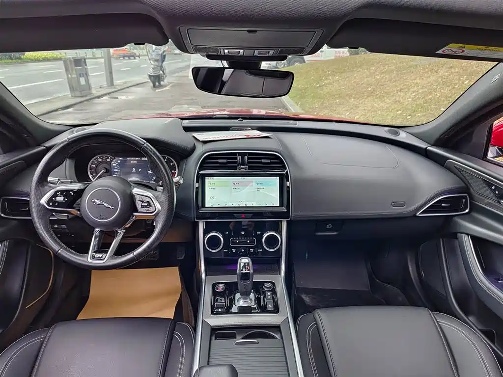 Jaguar XEL 2020 — фото 10