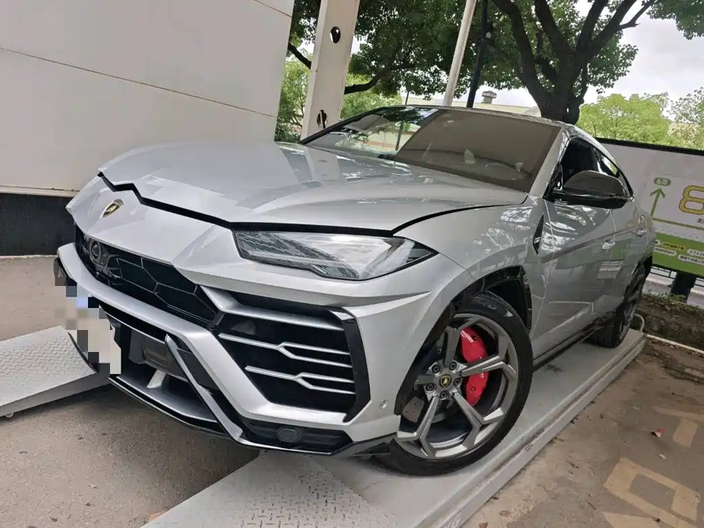 Lamborghini Urus 2020 — фото 1