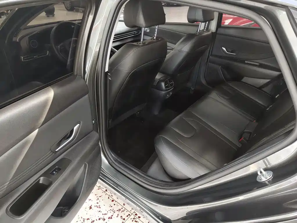 Hyundai Elantra 2023 — фото 11