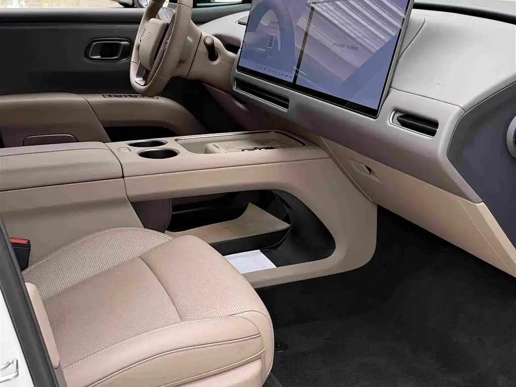 Li Auto i8 2025 — фото 10