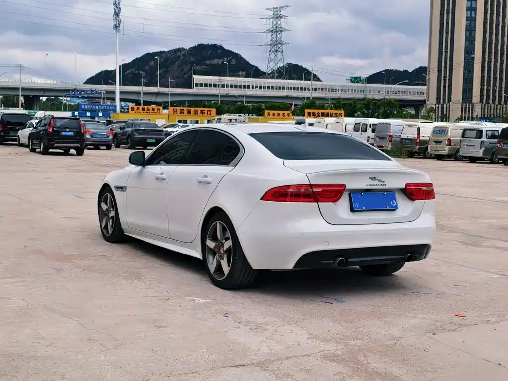 Jaguar XE 2016 — фото 9