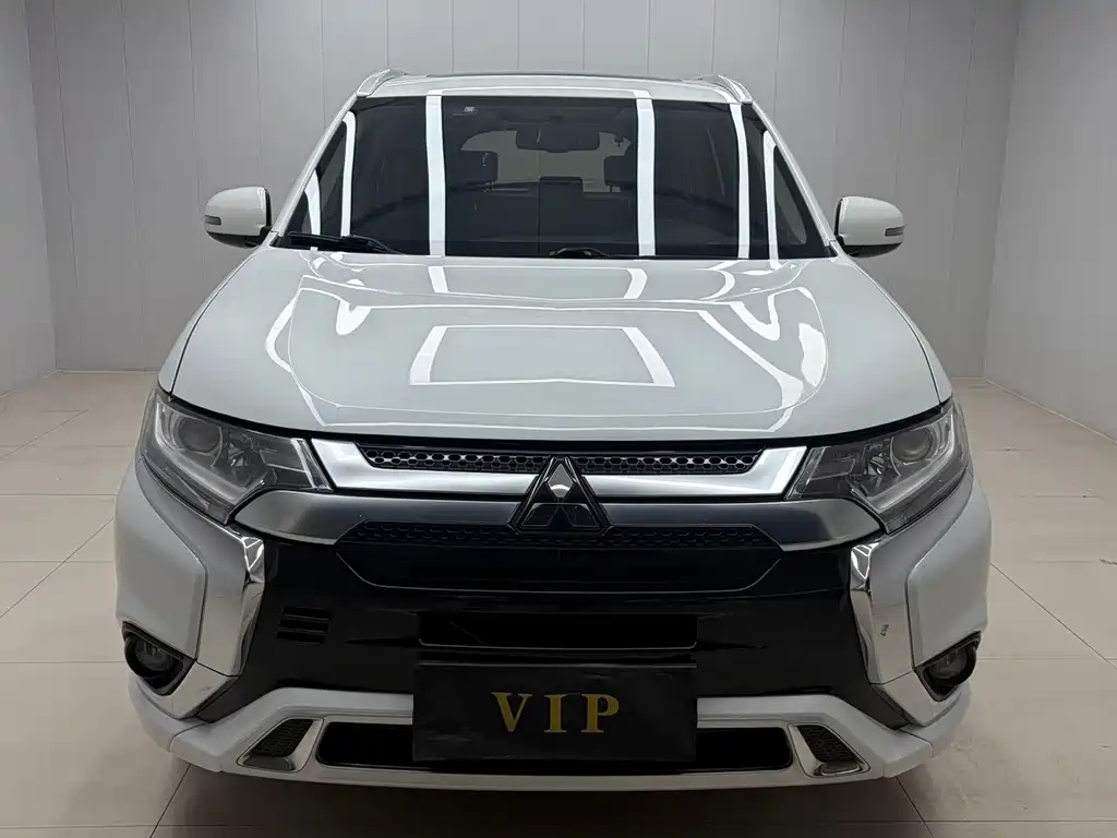 Mitsubishi Outlander 2022 — фото 2