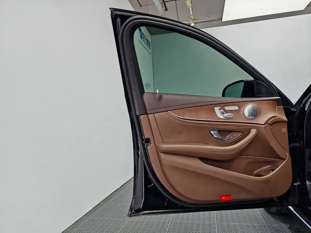 Mercedes-Benz E-Class 2019 — фото 13