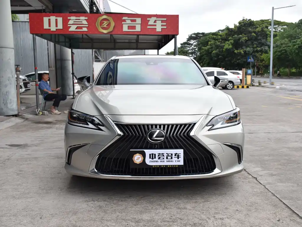 Lexus ES 2019