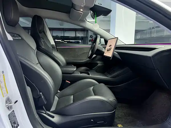 Tesla Model 3 2024