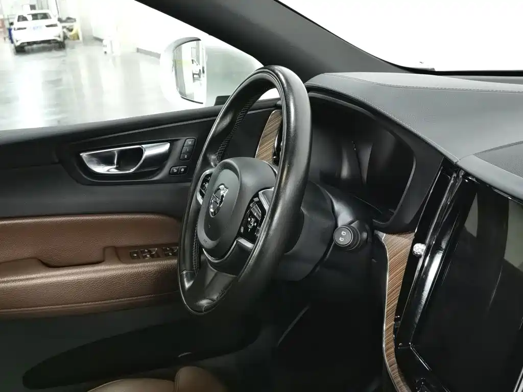 Volvo XC60 2020 — фото 22