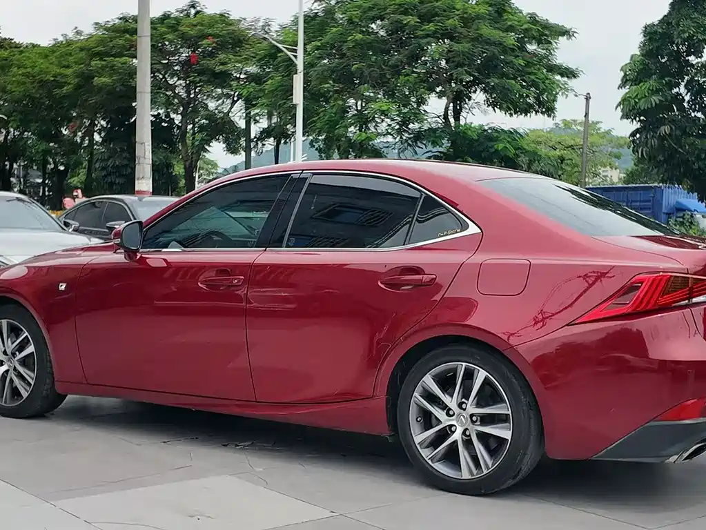 Lexus IS 2018 — фото 10