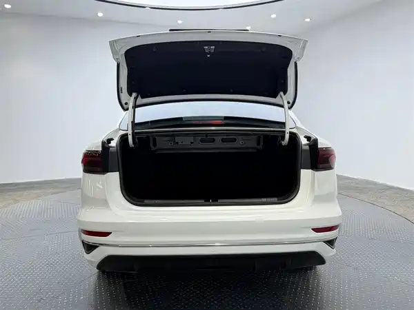 Geely Emgrand 2022