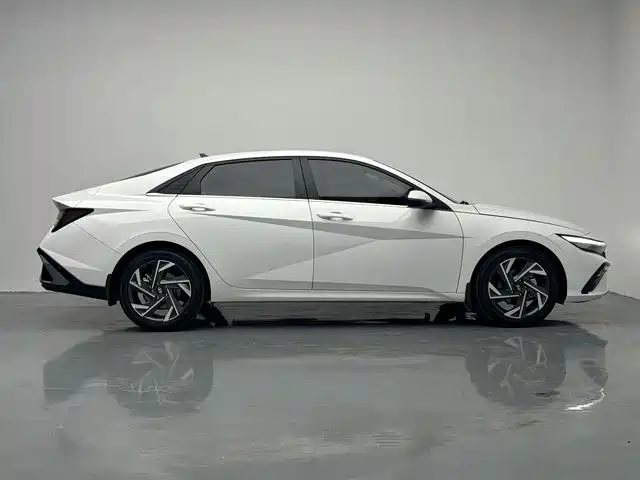 Hyundai Elantra 2025 — фото 8
