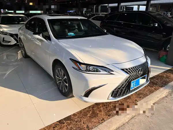 Lexus ES 2022
