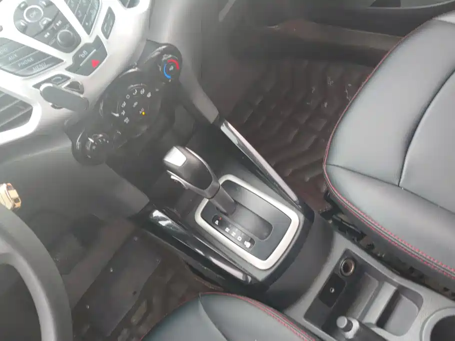 Ford EcoSport 2015 — фото 16