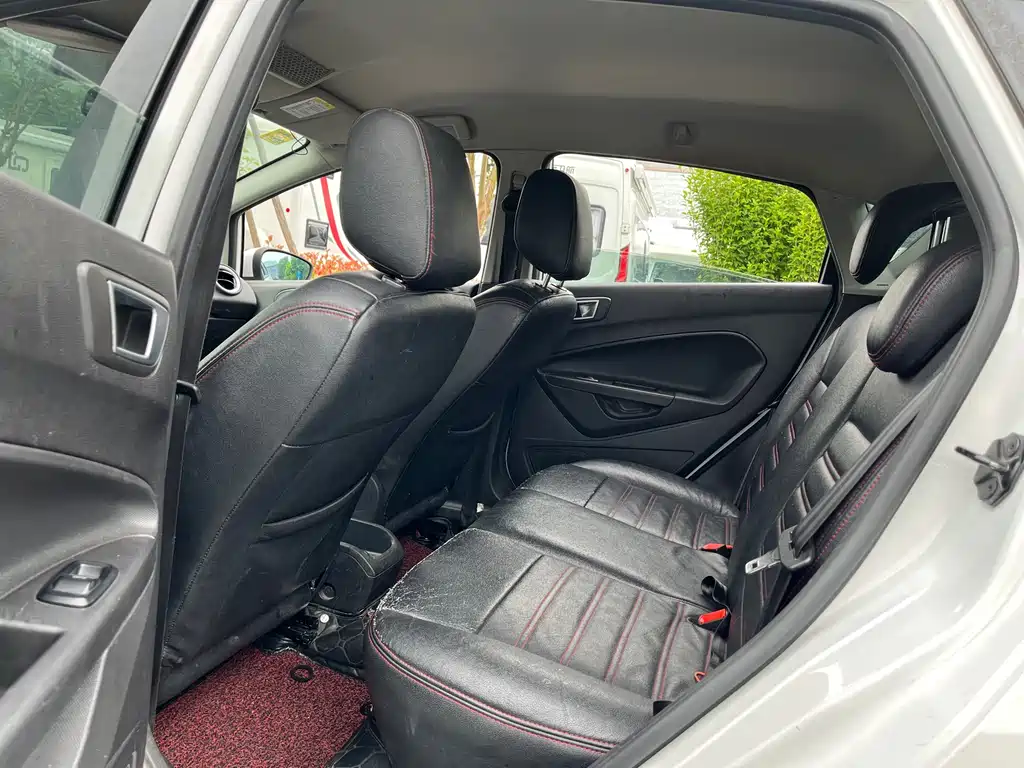 Ford Fiesta 2015 — фото 15