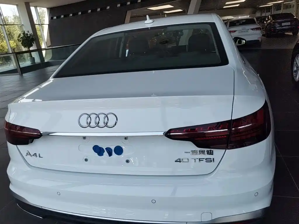 Audi A4L 2025 — фото 10