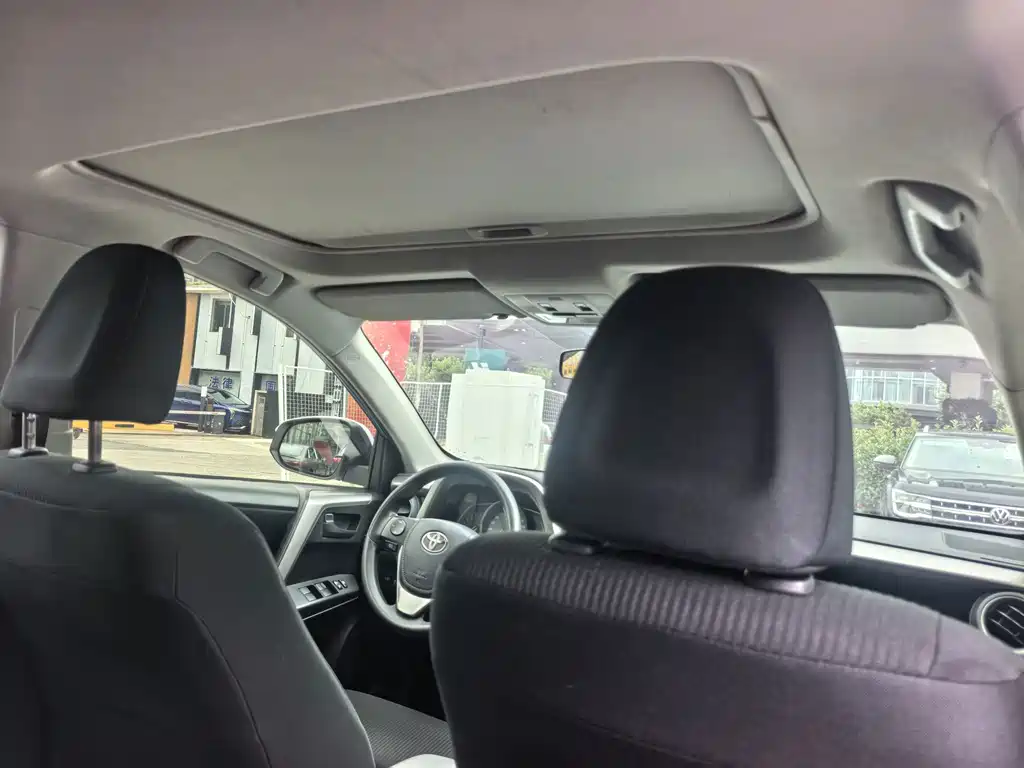 Toyota RAV4 2017 — фото 10