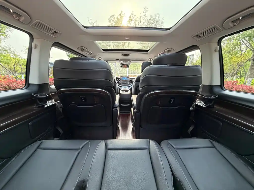 Mercedes-Benz V-Class 2021 — фото 25
