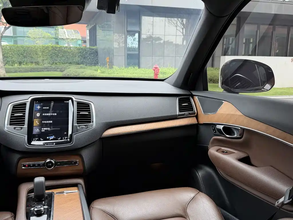 Volvo XC90 2022 — фото 16