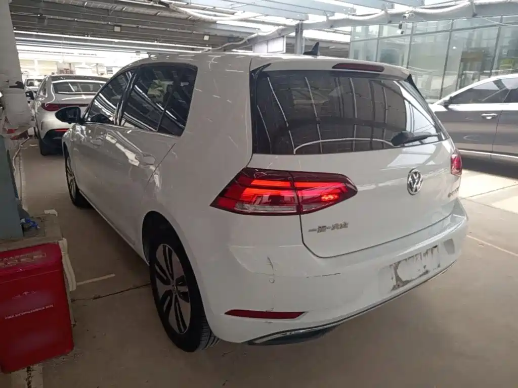Volkswagen Golf EV 2021 — фото 5
