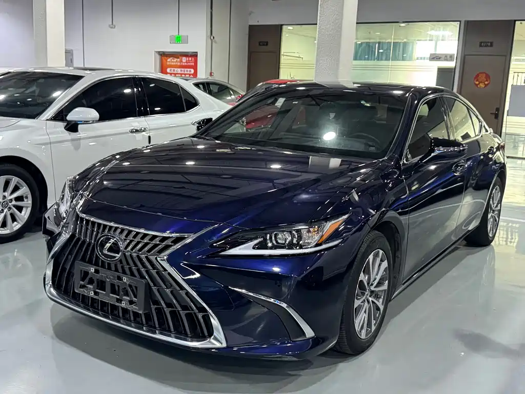 Lexus ES 2023 — фото 1