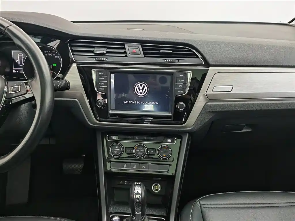 Volkswagen Touran 2018 — фото 12