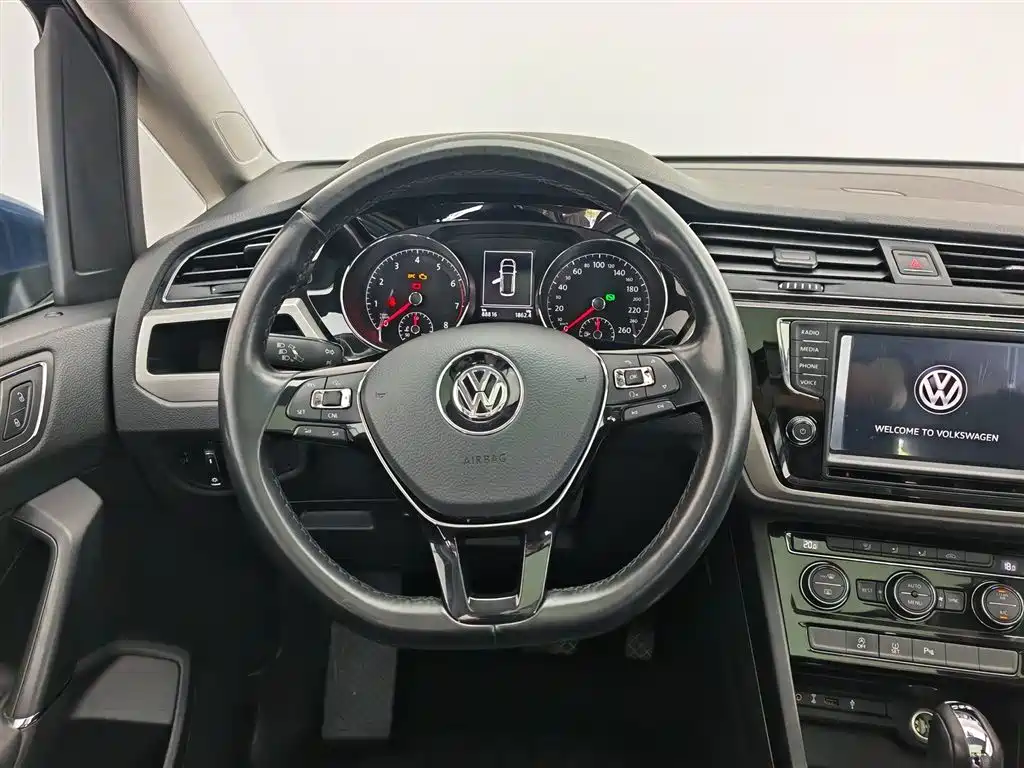 Volkswagen Touran 2018 — фото 11