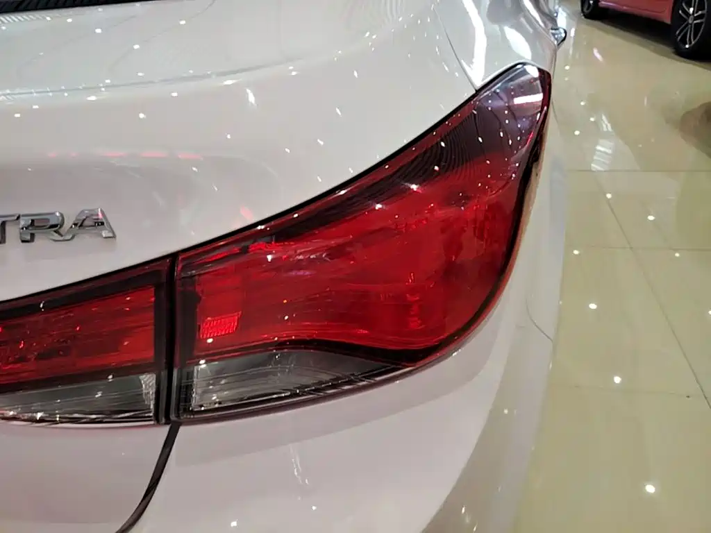 Hyundai Elantra 2017 — фото 8