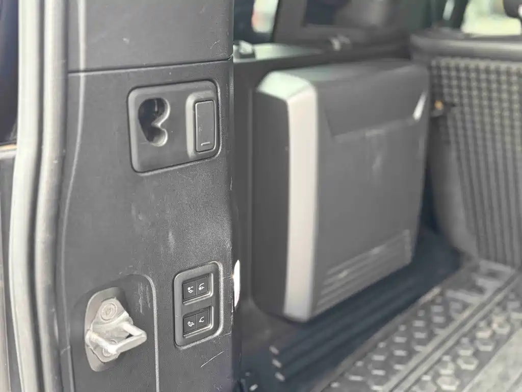 Land Rover Defender 2021 — фото 11