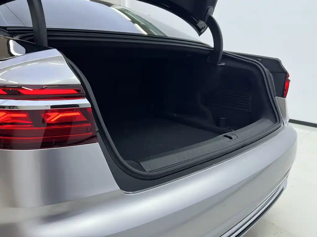 Audi A8 2022 — фото 25