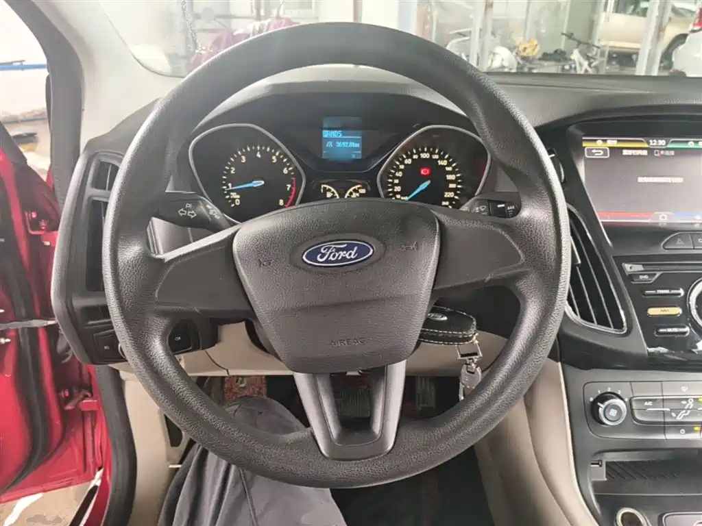 Ford Focus 2016 — фото 11