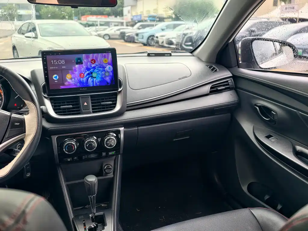 Toyota Yaris L 2022 — фото 15