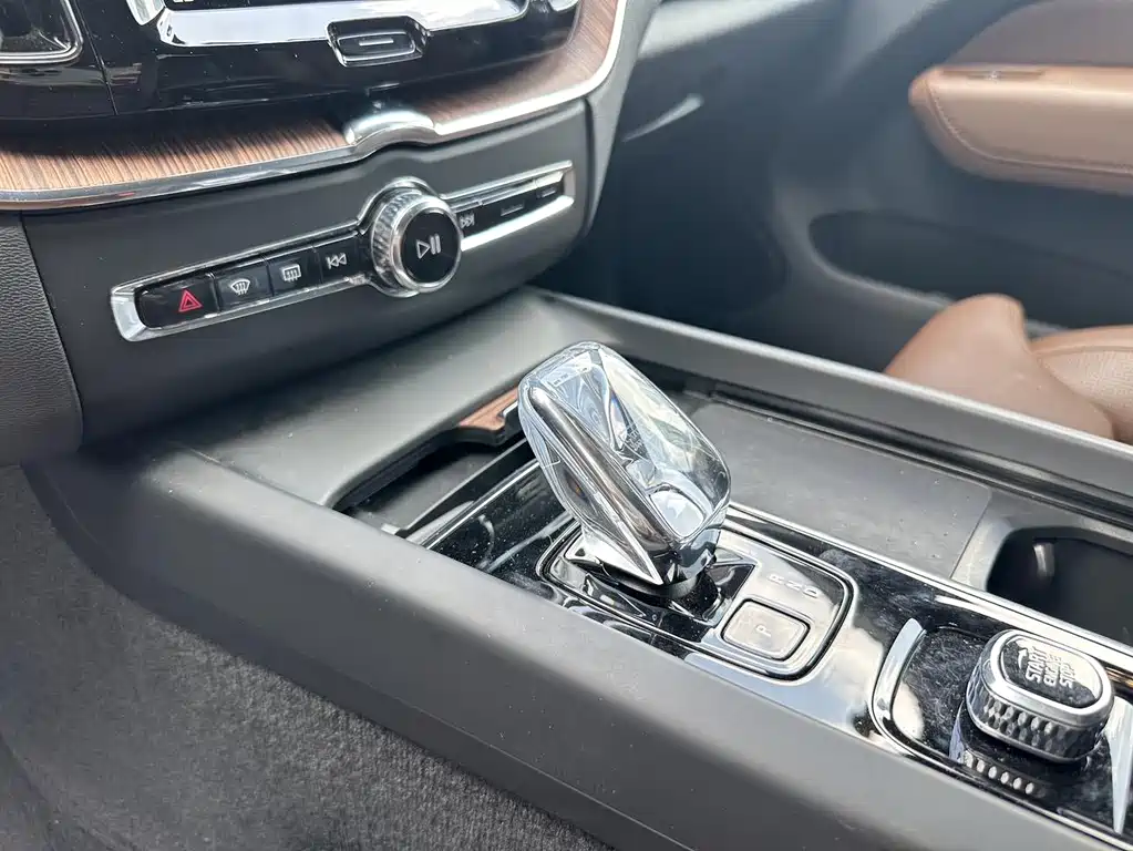 Volvo XC60 Plug-In Hybrid 2024 — фото 8