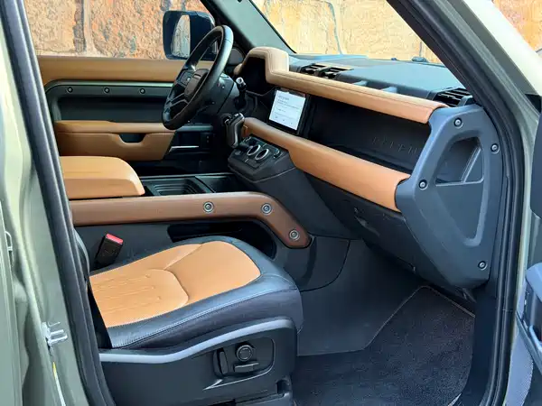Land Rover Defender 2021